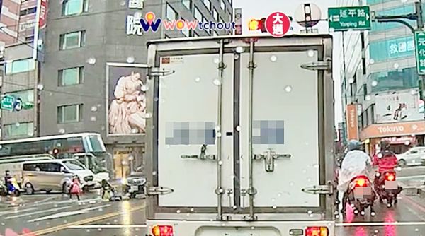 ▲桃園市中壢交通分隊5日上午接獲一輛轎車左轉時未禮讓行人，撞倒2名正在穿越人行道小學生，被撞倒地後畫面（二）。（圖／翻攝自網路YT）