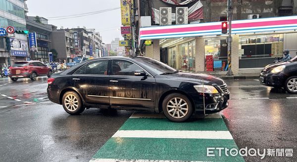 ▲桃園市中壢區延平與元化路處5日上午發生轎車左轉未禮讓行人事故，圖為肇事黑色轎車。（圖／記者沈繼昌翻攝）