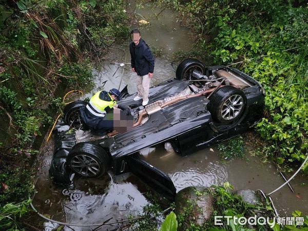 ▲▼汽車衝出路外掉到大排，駕駛重傷命危、乘客受傷             。（圖／記者郭世賢翻攝）