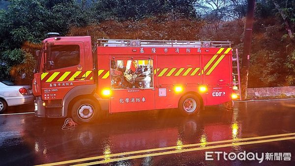 ▲▼汽車衝出路外掉到大排，駕駛重傷命危、乘客受傷             。（圖／記者郭世賢翻攝）