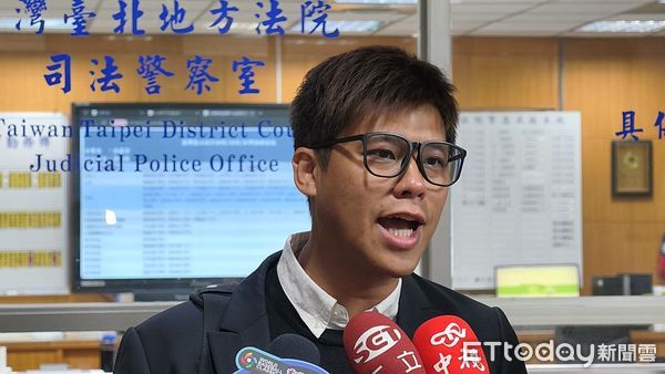 ▲▼資深狗仔葛斯齊（如圖）爆料民進黨立委王定宇疑曖昧人妻，被王定宇提告求償180萬元，7日到台北地院出庭。（圖／記者黃哲民攝）