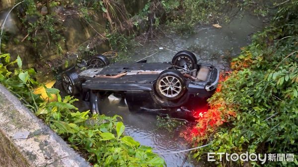 ▲新北BMW過彎失控墜排水溝。（圖／記者郭世賢翻攝）