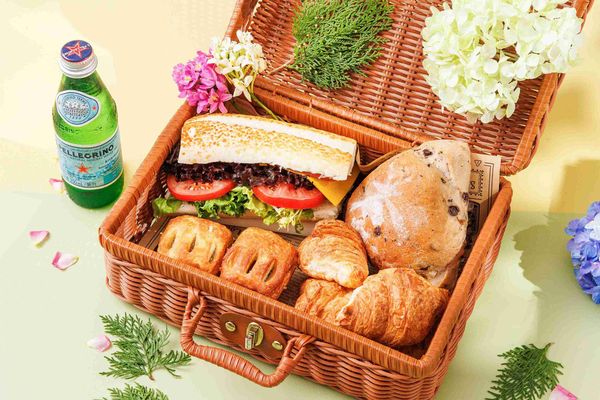 ▲「2025台北花伴野餐」台北晶華酒店「糖烤千層吐司」；福容大飯店台北一館則祭出「春暖花伴野餐禮籃組」。（圖／觀傳局提供）