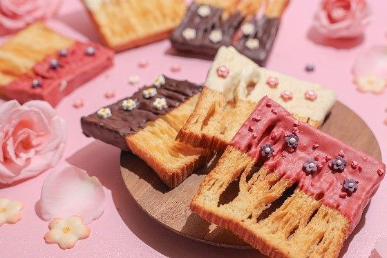 ▲「2025台北花伴野餐」台北晶華酒店「糖烤千層吐司」；福容大飯店台北一館則祭出「春暖花伴野餐禮籃組」。（圖／觀傳局提供）