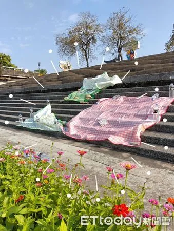 ▲▼   卡位亂象！野餐墊、紙箱、礦泉水瓶及都上陣   。（圖／記者翁伊森翻攝）