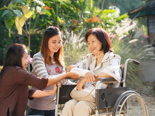 ▲▼女性國人雖平均餘命較長，然根據統計，不健康餘命也相對較長，尤其是失能時。（圖／業者提供）