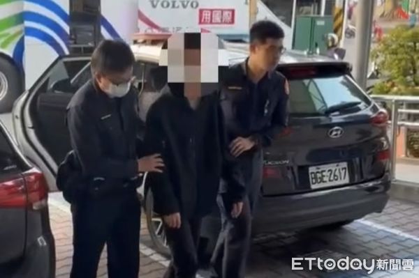 ▲▼ 高雄民宅遭開車衝撞！鐵門凹陷還被蛋洗　警5hrs逮人到案。（圖／記者賴文萱翻攝）