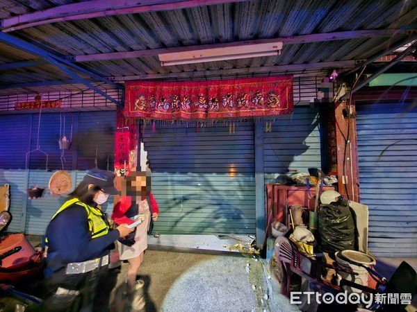 ▲▼ 高雄民宅遭開車衝撞！鐵門凹陷還被蛋洗　警5hrs逮人到案。（圖／記者賴文萱翻攝）