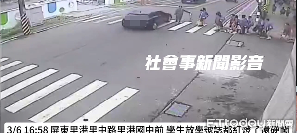 ▲自小客車行經里港鄉里港國中旁疑似未禮行人              。（圖／翻拍）