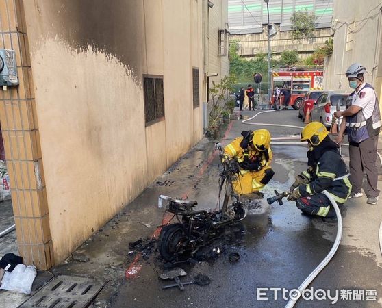 ▲▼快訊／高雄電動車騎樓充電突起火　整輛車燒到剩骨架。（圖／記者吳世龍翻攝）