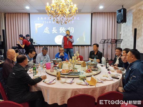 ▲台南市消防之友會第二辦事處，7日舉行年度會員大會，會中進行表揚績優消防人員及企業捐贈住宅用火災警報器。（圖／記者林東良翻攝，下同）