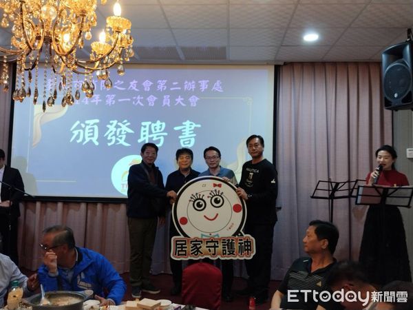 ▲台南市消防之友會第二辦事處，7日舉行年度會員大會，會中進行表揚績優消防人員及企業捐贈住宅用火災警報器。（圖／記者林東良翻攝，下同）