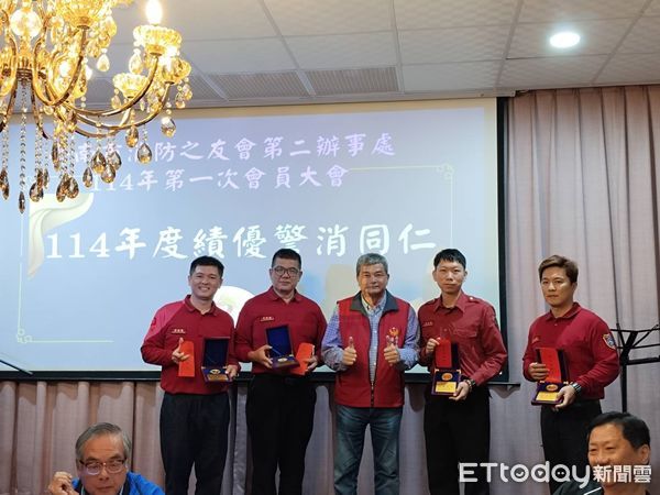 ▲台南市消防之友會第二辦事處，7日舉行年度會員大會，會中進行表揚績優消防人員及企業捐贈住宅用火災警報器。（圖／記者林東良翻攝，下同）