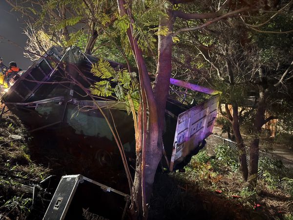 ▲彰化國1北向216K貨車摔落邊坡。（圖／警方 消防提供）