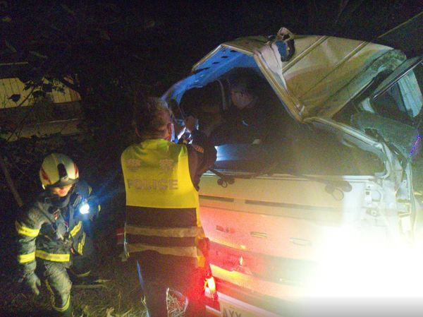 ▲彰化國1北向216K貨車摔落邊坡。（圖／警方 消防提供）