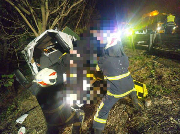 ▲彰化國1北向216K貨車摔落邊坡。（圖／警方 消防提供）