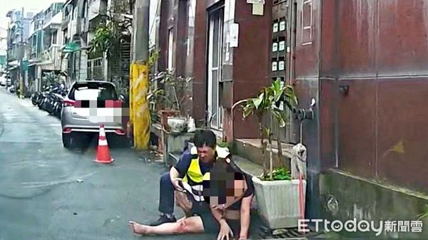 ▲7條女通緝犯噴辣椒水襲警 勇警忍痛英勇制伏。（圖／記者郭世賢翻攝）