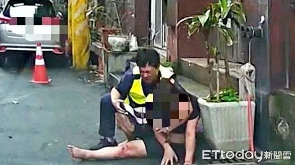 ▲7條女通緝犯噴辣椒水襲警 勇警忍痛英勇制伏。（圖／記者郭世賢翻攝）