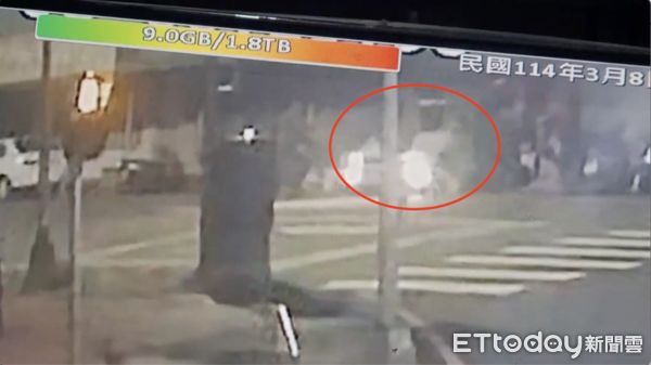 ▲一輛白色轎車衝撞鐵門           。（圖／記者吳奕靖翻攝）