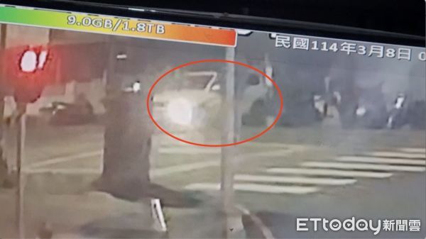 ▲一輛白色轎車衝撞鐵門           。（圖／記者吳奕靖翻攝）