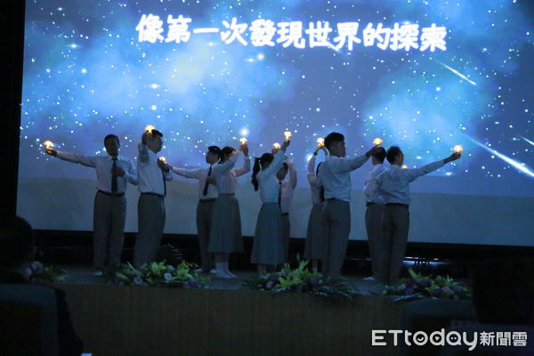 ▲感恩追思典禮上螢幕上出現老師肖像，熟悉的面容一一呈現，家屬們動容不已。（圖／慈濟大學提供，下同）