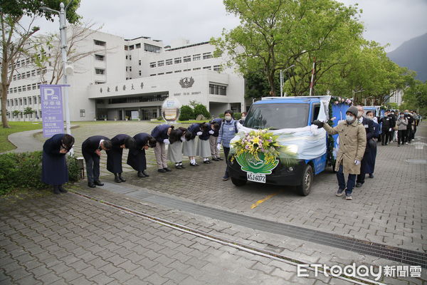 ▲感恩追思典禮上螢幕上出現老師肖像，熟悉的面容一一呈現，家屬們動容不已。（圖／慈濟大學提供，下同）