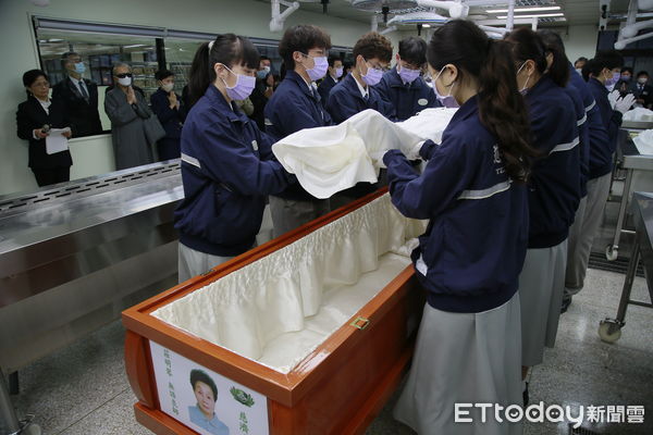 ▲感恩追思典禮上螢幕上出現老師肖像，熟悉的面容一一呈現，家屬們動容不已。（圖／慈濟大學提供，下同）