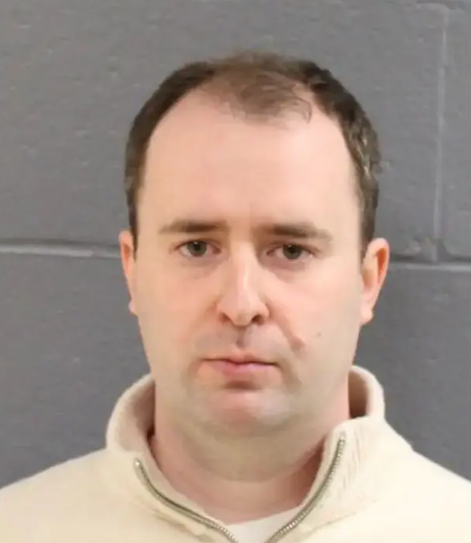 ▲▼機師「性侵兒童被逮」！當場拖下飛機。（圖／麻州警方）