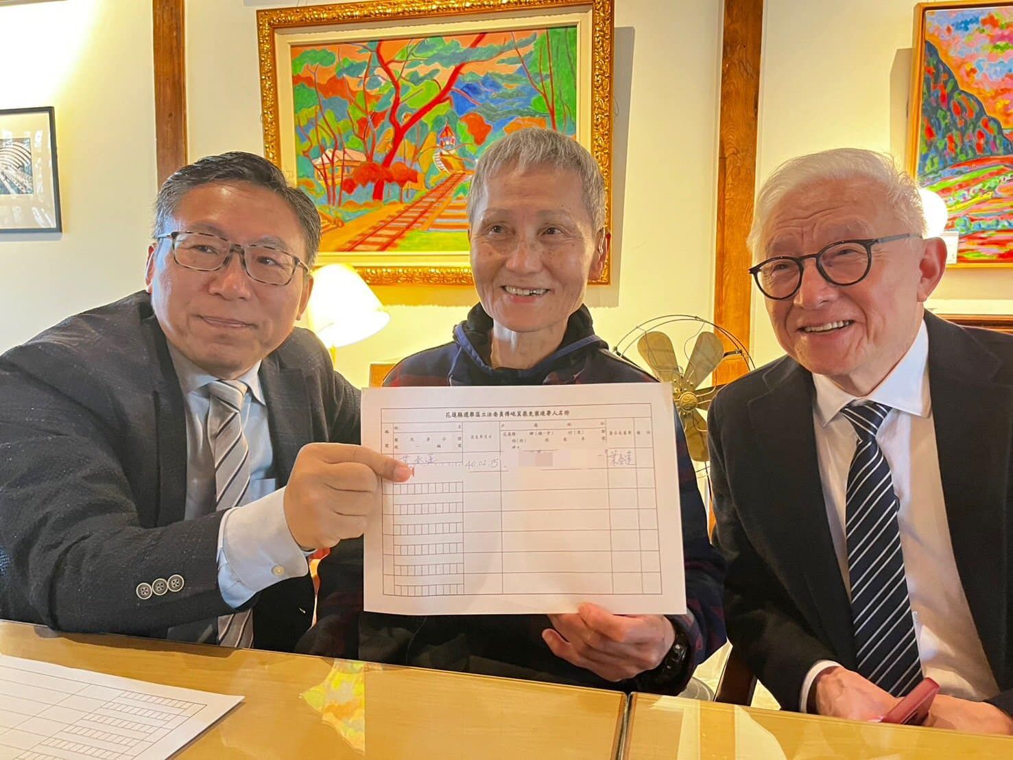 ▲在曹興誠的見證下，花蓮退休教師「葉霸」簽署罷免傅崐萁二階連署書。（圖／翻攝柯建銘臉書）