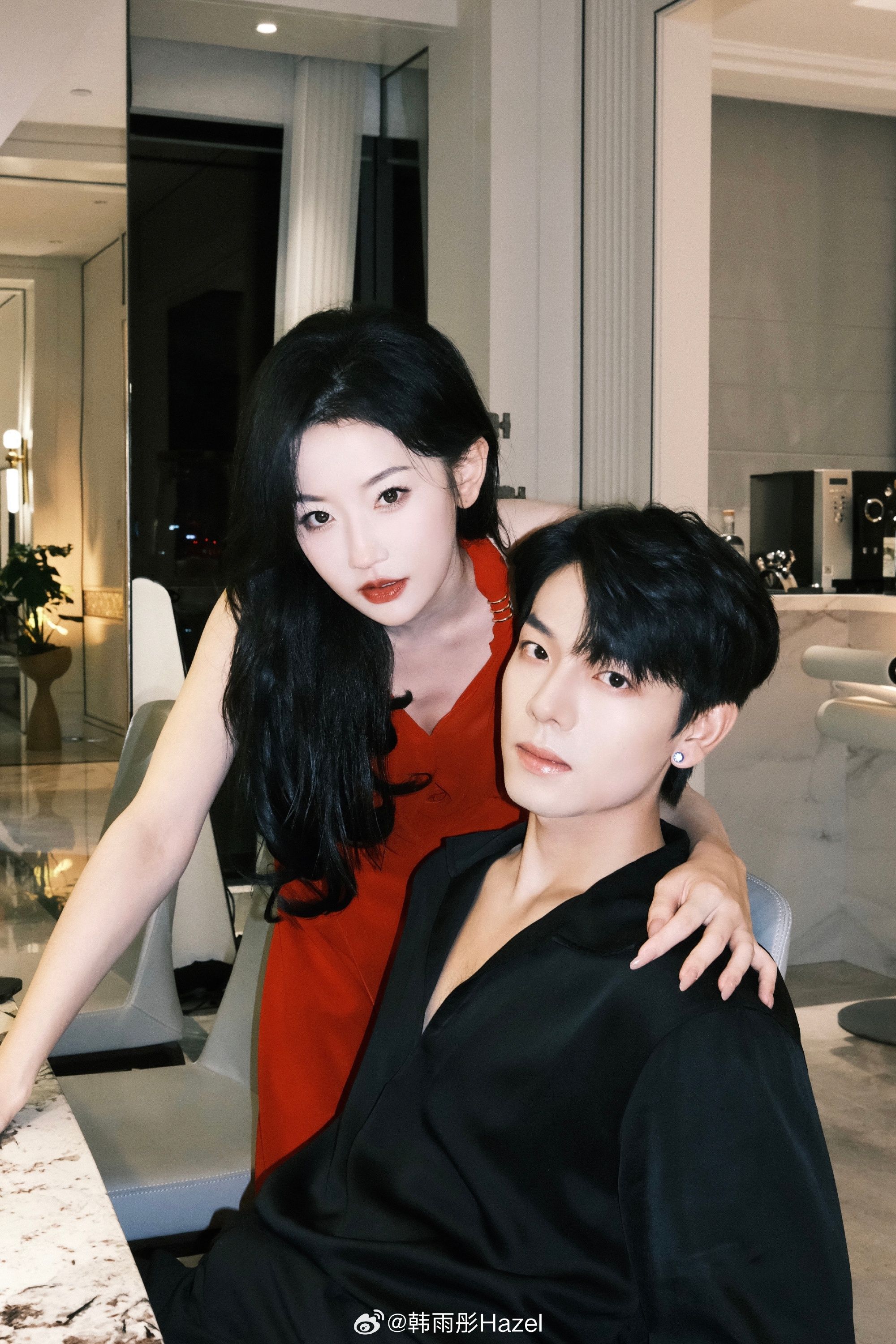 ▲▼「短劇男神」曾輝疑似戀情曝光，牽手女生逛街被拍。（圖／翻攝自微博）