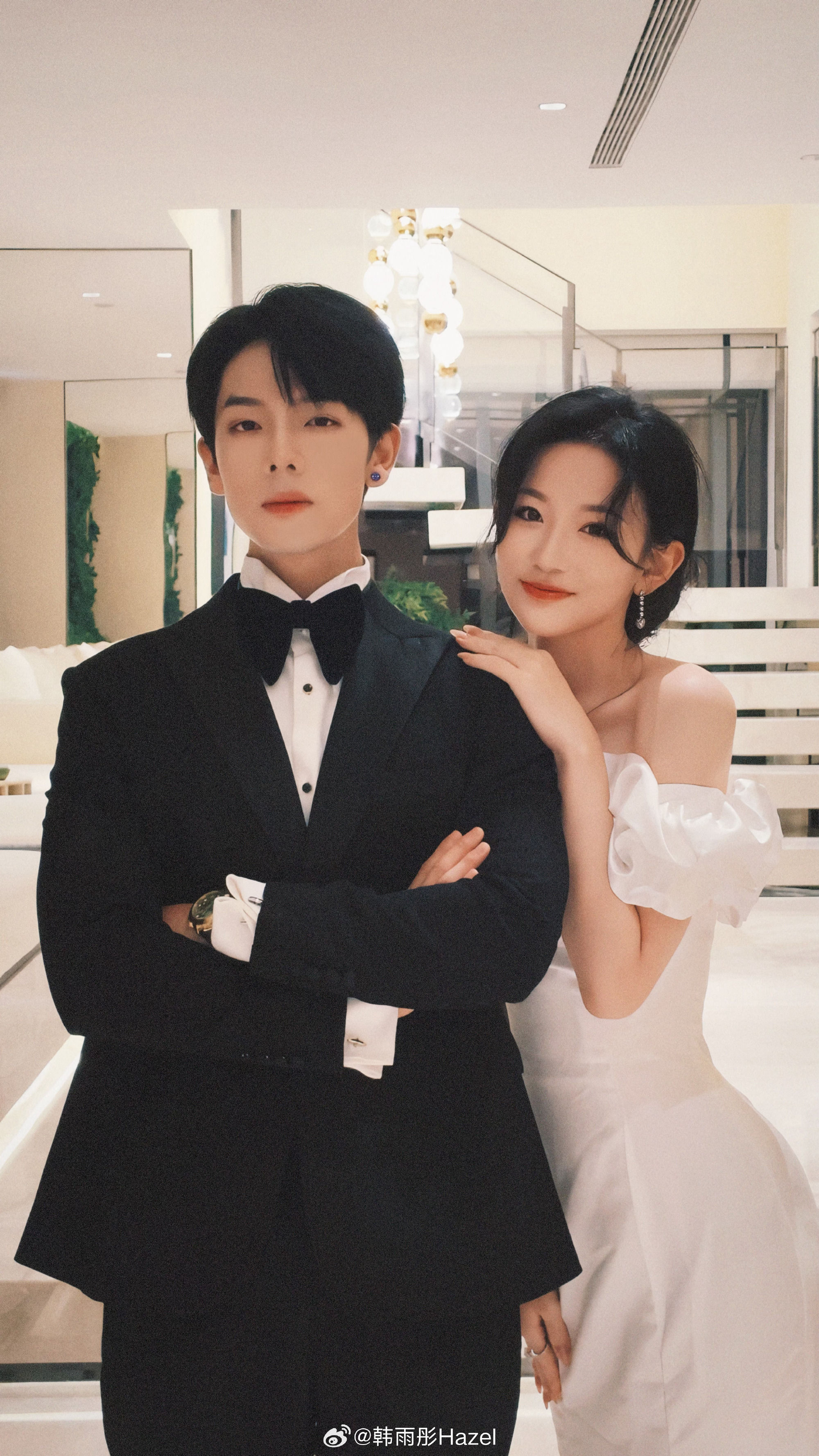 ▲▼「短劇男神」曾輝疑似戀情曝光，牽手女生逛街被拍。（圖／翻攝自微博）