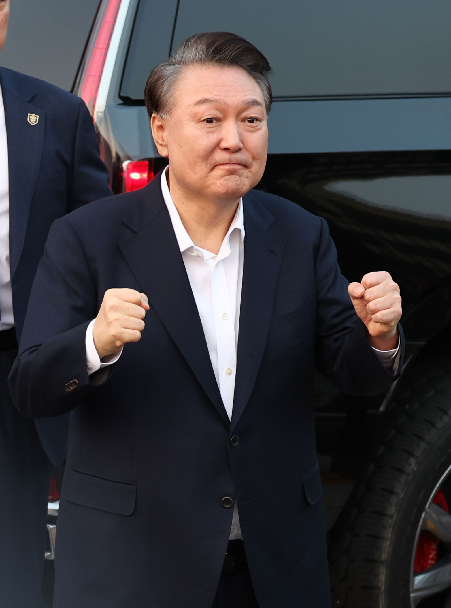 ▲▼尹錫悅向支持者揮手示意、握緊雙拳。（圖／達志影像）