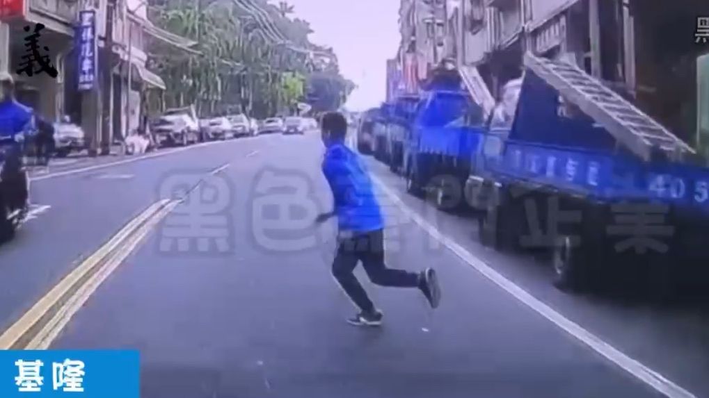 ▲基隆男童衝向對面阿嬤 駕駛急閃仍撞飛畫面曝光。（圖／翻攝自「黑色豪門企業」）