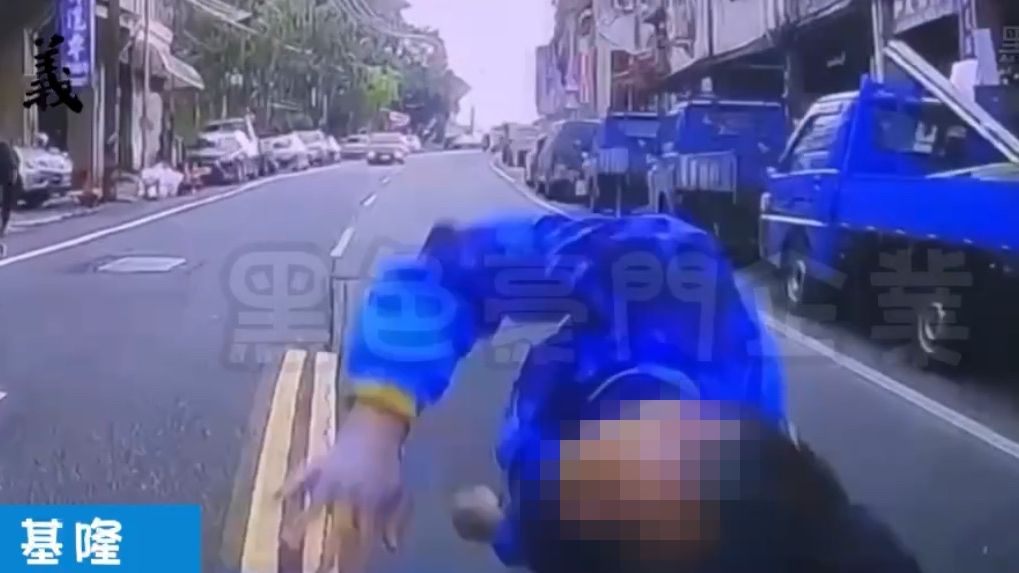 ▲基隆男童衝向對面阿嬤 駕駛急閃仍撞飛畫面曝光。（圖／翻攝自「黑色豪門企業」）