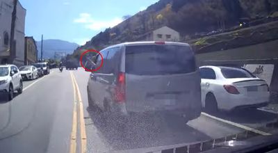 違規超車被按喇叭!宜蘭男怒比中指 警方出手開罰了