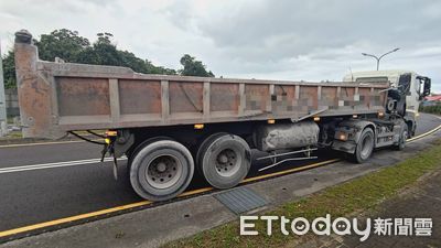 恐怖車禍！花12線砂石車右轉　女騎士連人帶車遭輾過…傷重不治