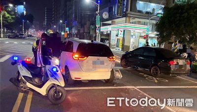 高雄男晃神連撞2車 慘了!車上搜出57包毒品送辦