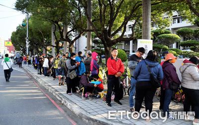 彰化雞蛋大特賣！4盒100還送蛋糕、蛋塔　民眾凌晨5點半搶排隊