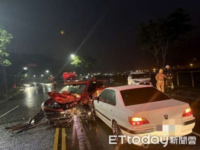 宜蘭蘇澳休旅車過彎對撞2車！撞爛車頭零件掉滿地　2駕駛送醫