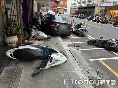 澎湖小客車「猛撞路邊13機車」！衝上人行道　現場畫面曝光