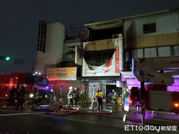 ▲▼台中一家影印店凌晨大火，一家四口驚險逃命險受困。（圖／民眾提供，下同）