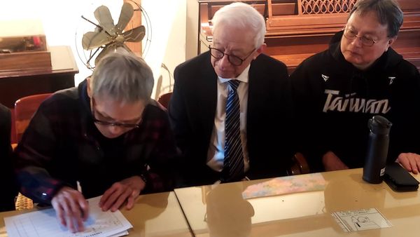 ▲▼花蓮退休教師葉霸簽傅崐萁第二階段罷免連署書。（圖／罷團提供）