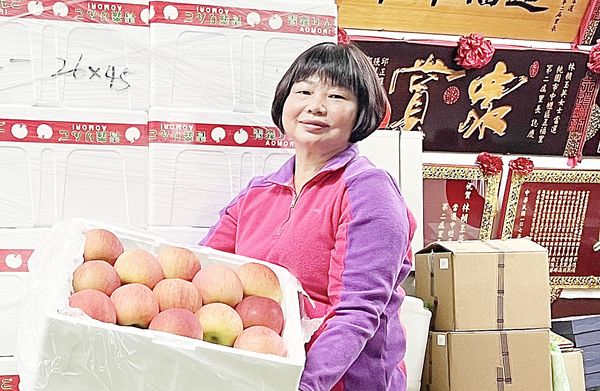 ▲中壢區五福里里長林賴玉英不但投身基層公共服務領域，還當選桃園市青果商業同業公會理事長。（圖／桃市民政局提供）