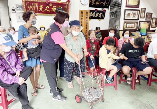 ▲中壢區五福里里長林賴玉英投身基層公共服務領域，事事親力親為服務里民。（圖／桃市民政局提供）