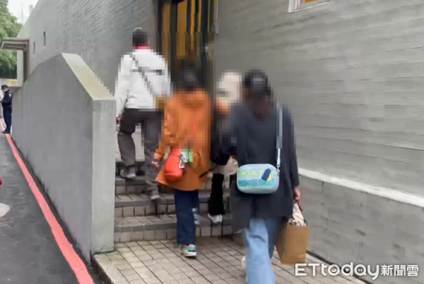 ▲▼             雲云梁姓技術長遭董座砍死，家屬抵達殯儀館相驗。（圖／記者陸運陞攝，下同）