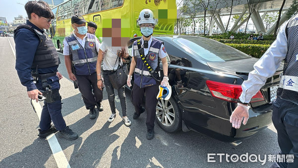 ▲▼快訊／高雄流行音樂中心旁轎車失控衝撞遊覽車　車頭嚴重變形。（圖／記者吳世龍攝）