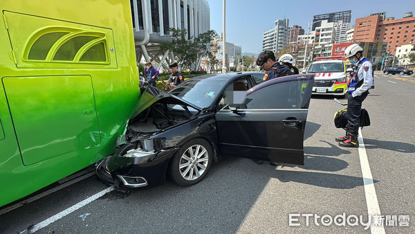 ▲▼快訊／高雄流行音樂中心旁轎車失控衝撞遊覽車　車頭嚴重變形。（圖／記者吳世龍攝）