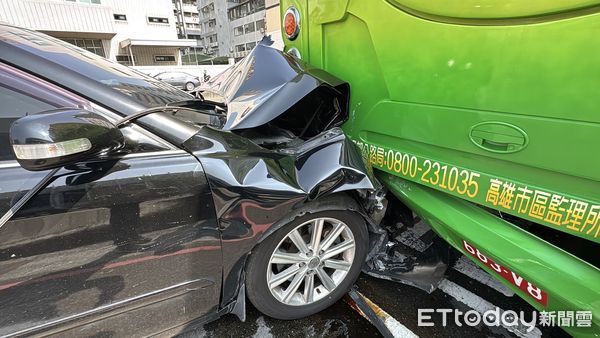 ▲▼快訊／高雄流行音樂中心旁轎車失控衝撞遊覽車　車頭嚴重變形。（圖／記者吳世龍攝）