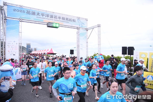 ▲▼大會貴賓同時鳴槍後5千名參賽選手衝出起跑線。（圖／花蓮體育會提供，下同）