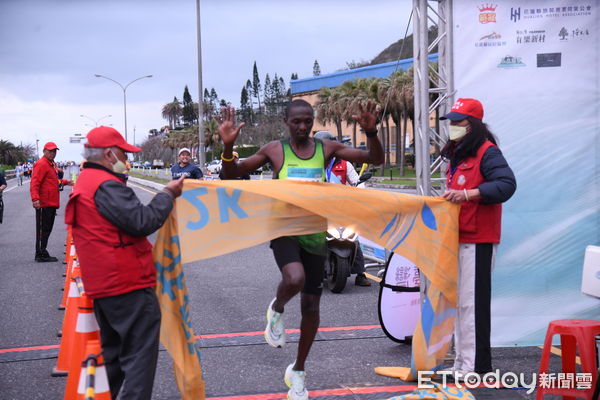 ▲▼大會貴賓同時鳴槍後5千名參賽選手衝出起跑線。（圖／花蓮體育會提供，下同）